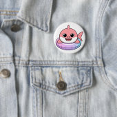 浮き輪を持つキュートな赤ちゃんサメ | キッズ 缶バッジ (インサイチュ)