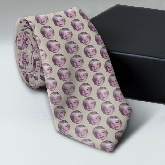 浮き頭写真の追加 – 小さなパターンのベージュ ネクタイ