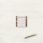 浮遊赤く、オレンジおよび黄色のハートパターン ポストイット (デスク上)