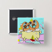 浴槽のダックスフントの子犬ボタン5 缶バッジ (正面&裏面)