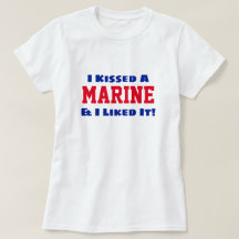 「海おもしろい兵隊にキスして、気に入った！」 Tシャツ