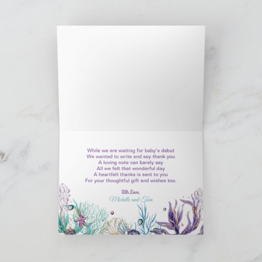 海お洒落の赤ちゃんシャワーの下の人魚の尾 サンキューカード (内部)