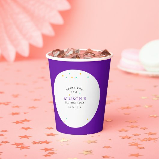 海かわいらし女の子の誕生日パーティーの下の人魚 紙コップ (インサイチュ)