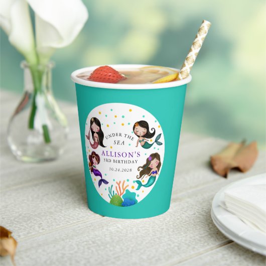 海かわいらし女の子の誕生日パーティーの下の人魚 紙コップ (インサイチュ)