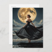 海がムーンウーマンの下で黒いドレスを着て踊る ポストカード (正面/裏面)