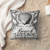 海が付いているビーチのコテッジはblack_whiteのクッションを殻から取り出します クッション (ブランケット)