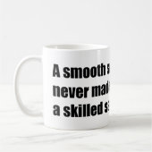 海が穏やかなので熟練した船員は決して得られなかった コーヒーマグカップ (左)