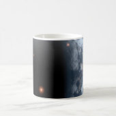 海が表面を覆う地球のような惑星。 コーヒーマグカップ (中央)
