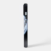 海が表面を覆う地球のような惑星。 iPhone 15ケース (左側面)