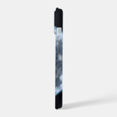 海が表面を覆う地球のような惑星。 iPhone 15ケース (左側面)