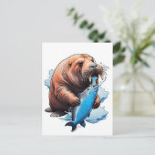 海で釣りをするセイウチ ポストカード (スタンド正面)