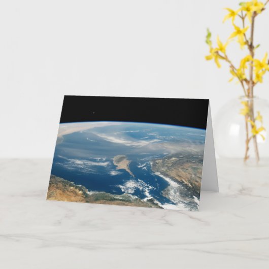 海とキプロス地中海の島の上のほこり カード (黄色い花)