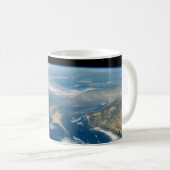 海とキプロス地中海の島の上のほこり コーヒーマグカップ (正面右)