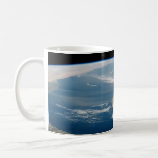 海とキプロス地中海の島の上のほこり コーヒーマグカップ (左)