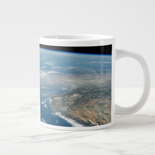 海とキプロス地中海の島の上のほこり ジャンボコーヒーマグカップ (右)