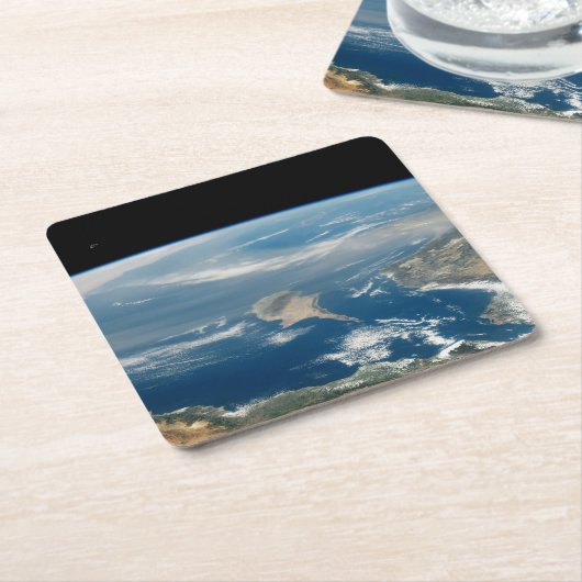 海とキプロス地中海の島の上のほこり スクエアペーパーコースター (アングル)