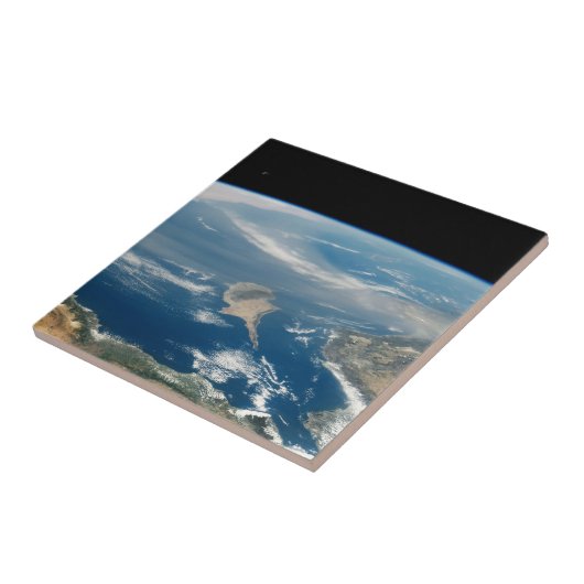 海とキプロス地中海の島の上のほこり タイル (側面)