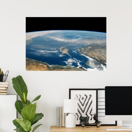 海とキプロス地中海の島の上のほこり ポスター (ホームオフィス)