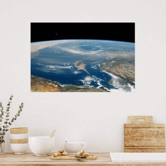 海とキプロス地中海の島の上のほこり ポスター (キッチン)