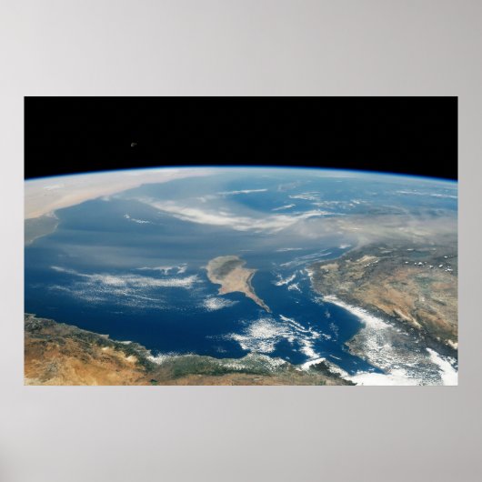 海とキプロス地中海の島の上のほこり ポスター (正面)