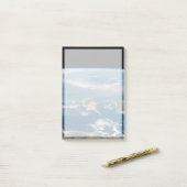 海とキプロス地中海の島の上のほこり ポストイット (デスク上)