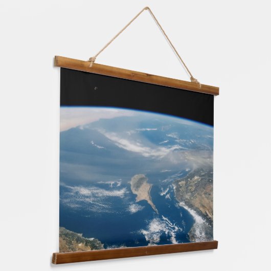 海とキプロス地中海の島の上のほこり 吊り下げ型タペストリー (傾斜あり)