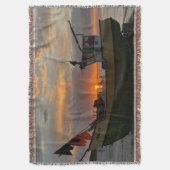 海と漁船の上の美しい夕焼け スローブランケット (正面縦)
