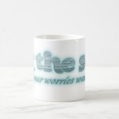 海によってあなたの心配はすべて遠くになスローガンのマグを洗浄します コーヒーマグカップ (中央)