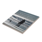 海によるカップルそして犬- Personalizable タイル (側面)