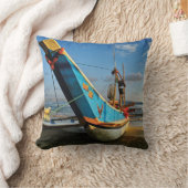 海によるカラフルな漁船 クッション (ブランケット)