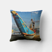 海によるカラフルな漁船 クッション (裏面)