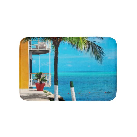 海による家の表の庭のヤシの木 バスマット (正面)