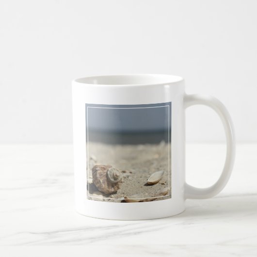 海による砂の貝殻 コーヒーマグカップ (右)