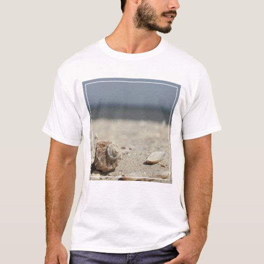 海による砂の貝殻 Tシャツ (正面)