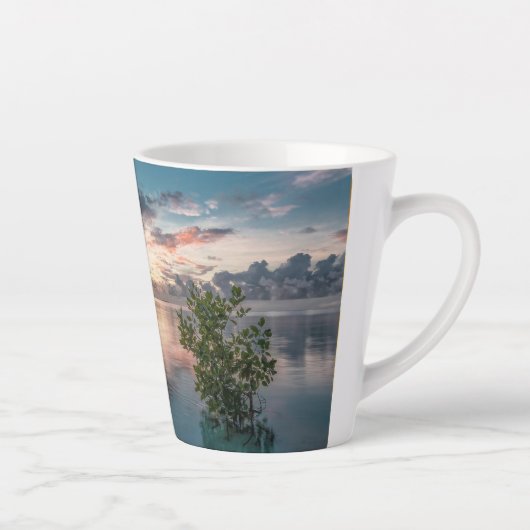 海に映る赤や暗い雲の青い空 カフェラテマグ (右)