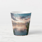 海に映る赤や暗い雲の青い空 カフェラテマグ (正面)