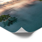 海に映る赤や暗い雲の青い空 ポスター (角)