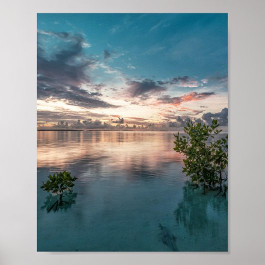 海に映る赤や暗い雲の青い空 ポスター (正面)