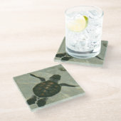 海に泳いでいるベビーのウミガメ ガラスコースター (アングル)