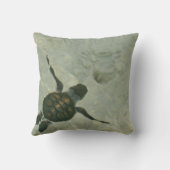 海に泳いでいるベビーのウミガメ クッション (裏面)