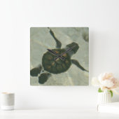 海に泳いでいるベビーのウミガメ スクエア壁時計 (ホーム)
