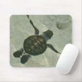 海に泳いでいるベビーのウミガメ マウスパッド (マウス)