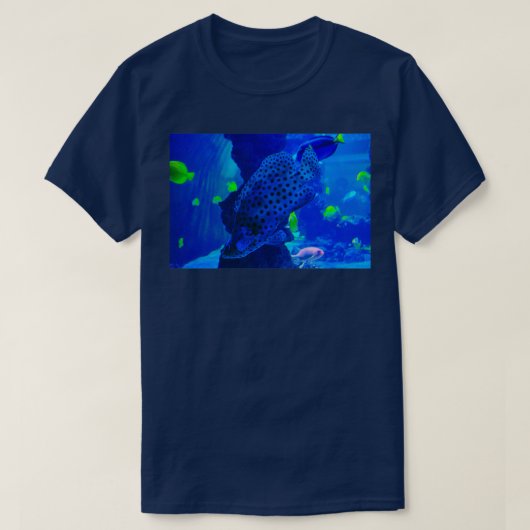海に浮かぶ美しい魚 Tシャツ (デザイン正面)