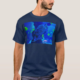 海に浮かぶ美しい魚 Tシャツ