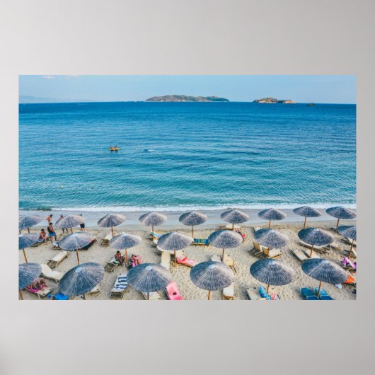 海に面した海岸のビーチラウンジ ポスター (正面)