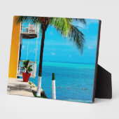 海のそばにある家の前庭のヤシの木 フォトプラーク (側面)