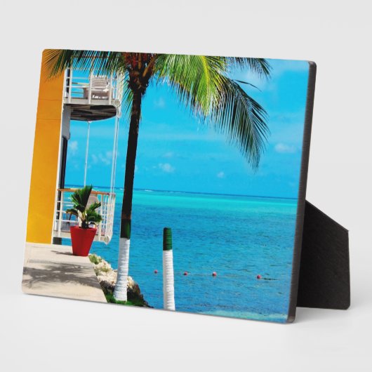 海のそばにある家の前庭のヤシの木 フォトプラーク (側面)