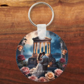 海のそばに立つ美しい花嫁と花婿 キーホルダー (正面)