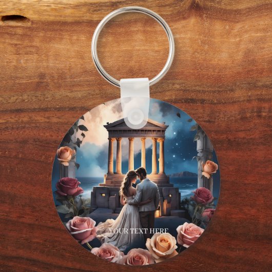 海のそばに立つ美しい花嫁と花婿 キーホルダー (正面)