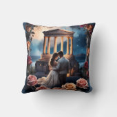 海のそばに立つ美しい花嫁と花婿 クッション (裏面)